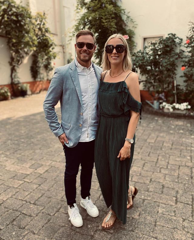 Mann und Frau mit Brillen im Freien
